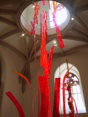 Malerei-Installationen – <b>Feuer für St. Apollinaris</b>, 35-tlg. Installation im Glockenturm von St.Apollinaris, Höhe 15m, O 2m, Düsseldorf 2001