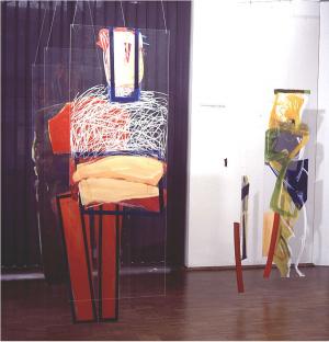 Malerei-Installationen – <b>PIECES II</b>, 22tlg. Installation, Detailansicht (mobilé-artig aufgehängte bemalte Plexiglas-Scheiben mit Fundstücken), Kunstverein Gelsenkirchen, 1994